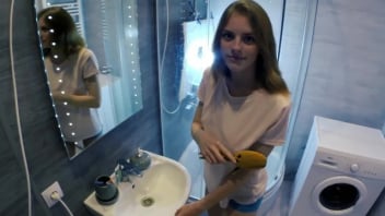 포르노 십대 18: 잘생긴 오빠가 예쁜 여동생을 초대합니다. 화장실에 가서 성기 목욕을 도와주세요. 청소 후 그는 여동생의 털이없는 성기를 삽입하고 성기 구멍이 막힐 때까지 섹스하고 두들겨 팼습니다.
