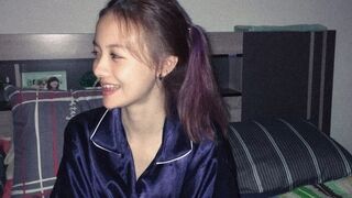   थाई लड़की एम लेग हस्तमैथुन के लिए कपड़े उतारती है
