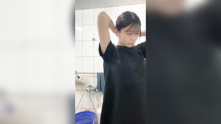 Malezyalı kız kardeş banyo yapıyor ve kameraya yansıyor
